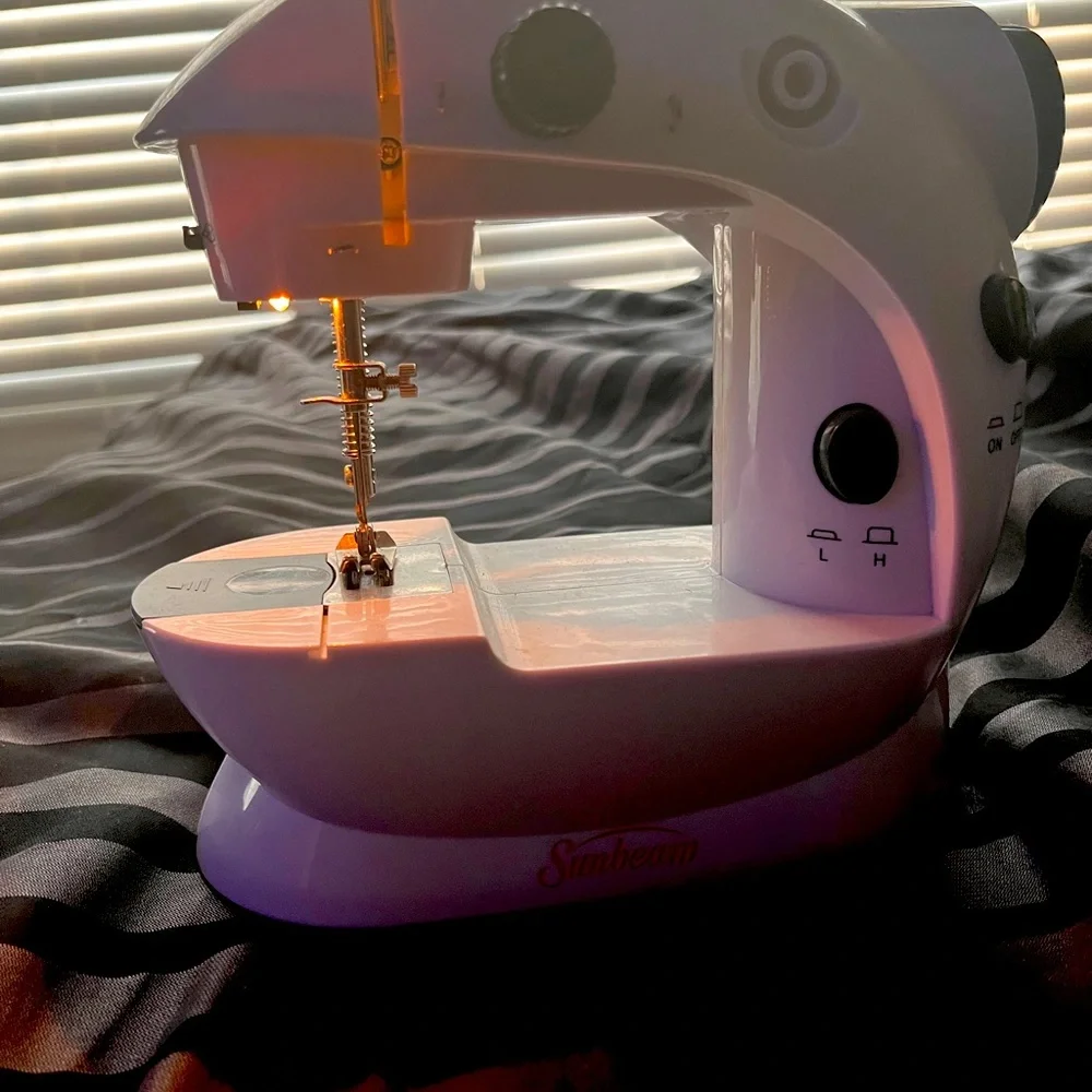Sun Beam Sewing Machine without Thread. - Picture 1 of 4